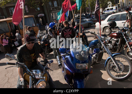 Les membres d'une bande de motards se rassemblent sur l'appartement de marquant l'anniversaire de la fondation de la ville, à Yuzhno Sakhalinsk Banque D'Images