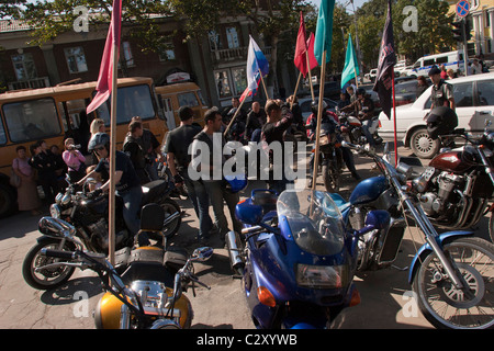 Les membres d'une bande de motards se rassemblent sur l'appartement de marquant l'anniversaire de la fondation de la ville, à Yuzhno Sakhalinsk Banque D'Images