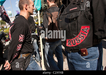 Les membres d'une bande de motards se rassemblent sur l'appartement de marquant l'anniversaire de la fondation de la ville, à Yuzhno Sakhalinsk Banque D'Images