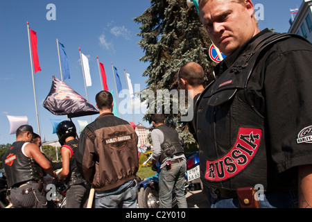 Les membres d'une bande de motards se rassemblent sur l'appartement de marquant l'anniversaire de la fondation de la ville, à Yuzhno Sakhalinsk Banque D'Images