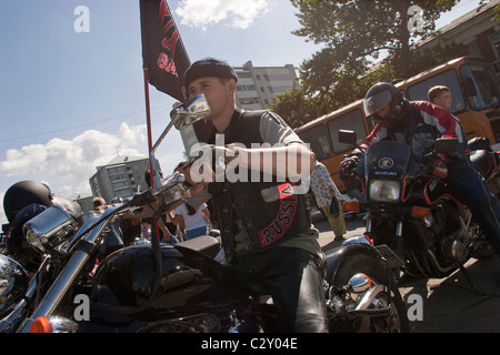 Les membres d'une bande de motards se rassemblent sur l'appartement de marquant l'anniversaire de la fondation de la ville, à Yuzhno Sakhalinsk Banque D'Images