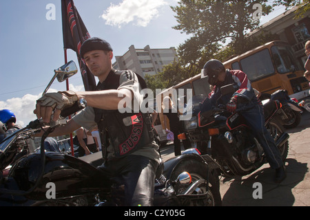 Les membres d'une bande de motards se rassemblent sur l'appartement de marquant l'anniversaire de la fondation de la ville, à Yuzhno Sakhalinsk Banque D'Images