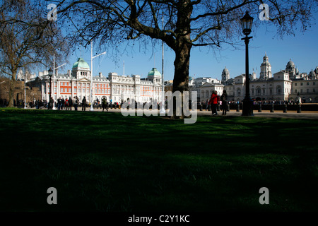 À l'intermédiaire de St James's Park à l'ancienne et les bureaux de l'Amirauté sur Horse Guards Parade des Horse Guards, Whitehall, Londres, UK Banque D'Images