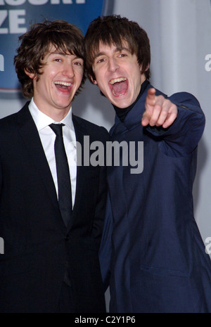 Alex Turner et Miles Kane de The Last shadow puppets 2008 Mercury Music Prize tenue à l'hôtel Grosvenor House - Arrivées Banque D'Images