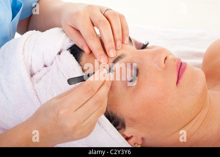 Close up de mains à plumer des sourcils Femme esthéticienne dans un spa retreat Banque D'Images