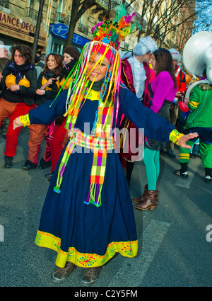 Paris, FRA-nce, femme hispanique célébrant le défilé traditionnel du Carnaval, le Carnaval de Paris, la robe traditionnelle, différentes cultures Banque D'Images