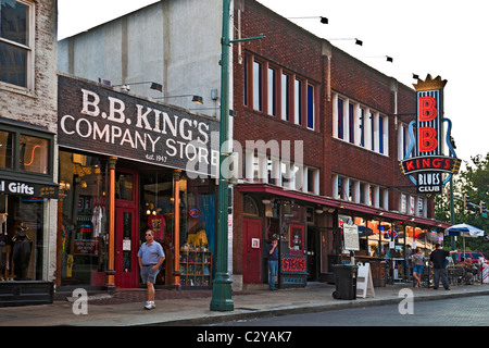 Beale Street, Memphis : Michel's Company Store et club de Blues avec les piétons et la chaussée cafe Banque D'Images