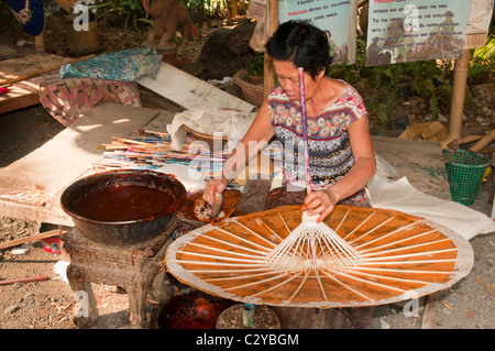 Bambou faisant parasols à la Bo Sang Umbrella Village près de Chiang Mai, Thaïlande Banque D'Images