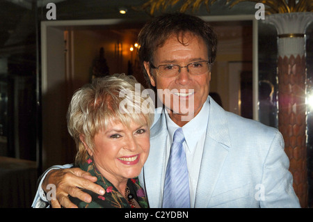 Cliff Richard & Gloria Hunniford Sir Cliff Richard Hommage du 50e anniversaire de déjeuner à la Dorchester Londres, Angleterre - Banque D'Images