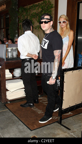 Paris Hilton et Benji Madden laissant Il Pastaio restaurant à Los Angeles après le déjeuner Los Angeles, Californie - Banque D'Images