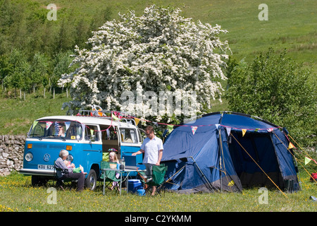 VW bleu le camping-car dans la région des Scottish Borders Banque D'Images