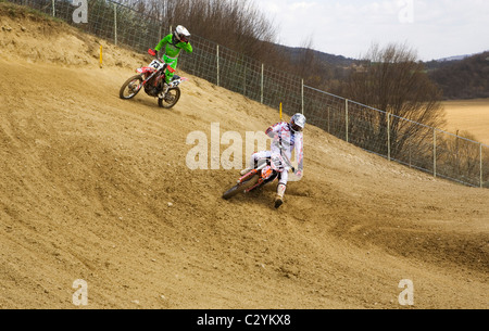 Course de motocross virage Sevlievo en Bulgarie Banque D'Images