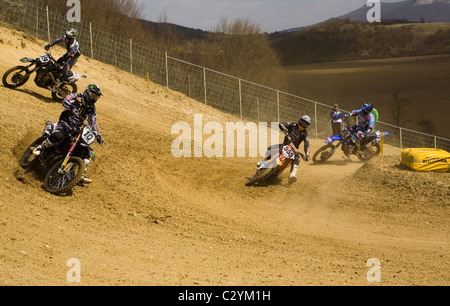 Course de motocross virage Sevlievo en Bulgarie Banque D'Images