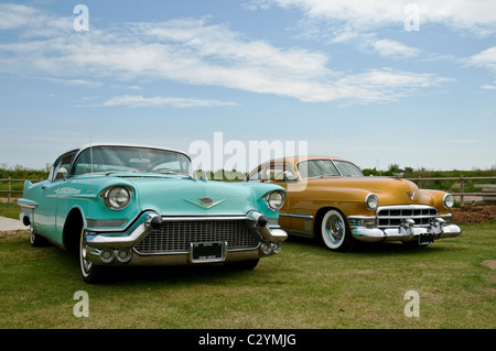 American Vintage deux voitures garées sur l'herbe. Banque D'Images