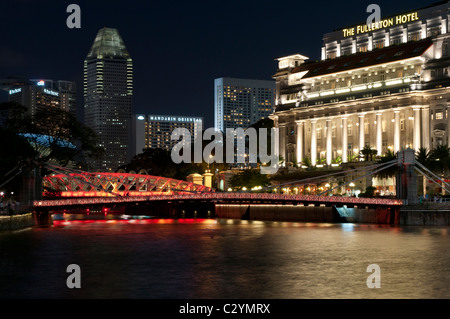 Le Fullerton Hotel la nuit, Boat Quay, Singapour Banque D'Images