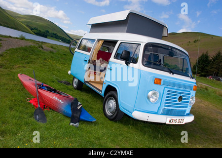 VW bleu le camping-car dans la région des Scottish Borders Banque D'Images