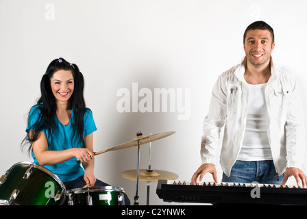 Heureux encore de groupe avec l'homme et la femme à jouer de la batterie et l'Orgue Banque D'Images