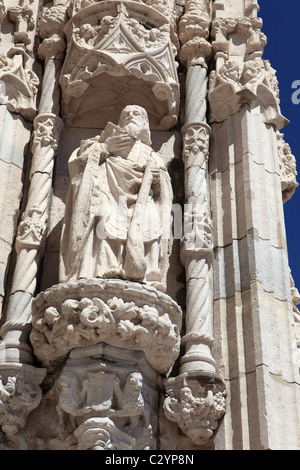 La sculpture de Saint Jérôme sur le portail sud du Monastère des Hiéronymites (Mosteiro dos Jeronimos) à Belém, Lisbonne. Banque D'Images