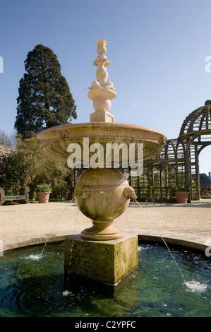 Fontaine dans le collecteur Earl's garden at Arundel Castle, West Sussex, Angleterre, Royaume-Uni Banque D'Images