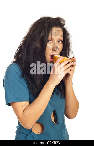 Pauvre fille manger un morceau de pain isolé sur fond blanc Banque D'Images