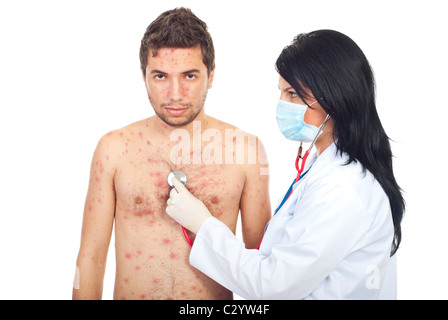 Femme médecin l'évaluation de l'homme avec la varicelle isolé sur fond blanc Banque D'Images