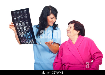 Femme médecin communique à un patient les bons résultats de l'IRM et les deux sont satisfaits isolé sur fond blanc Banque D'Images