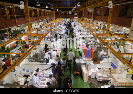 L'intérieur de Billingsgate Market - cale concurrence côte à côte pour les entreprises Banque D'Images