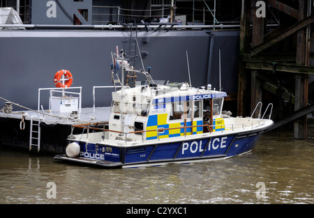 Un bateau de police sur la Tamise à Londres Banque D'Images