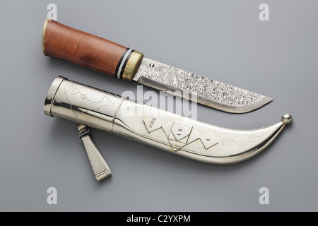 'Fait main' puukko finlandais du couteau. Un puukko est un style scandinave traditionnel finlandais ou couteau de ceinture. Banque D'Images