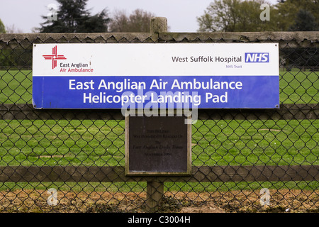 Signe pour le East Anglian Air Ambulance à l'héliport de l'Ouest, de l'hôpital de Suffolk Bury St Edmunds Banque D'Images