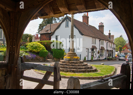 Place de la ville vue de l'enclos paroissial, Shere, Guildford, Surrey, Angleterre Banque D'Images