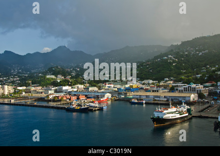 St Vincent Kingstown Harbour Wharf douche pluie en montagne, St Vincent et Grenadines Banque D'Images