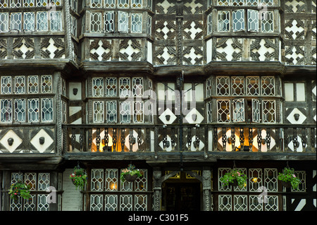 À pans de bois de style jacobéen l'hôtel Feathers dans les arènes à Ludlow, Shropshire, Angleterre Banque D'Images