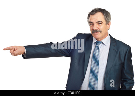 Smiling mature business homme pointant dans la partie gauche de l'image pour copie espace isolé sur fond blanc Banque D'Images