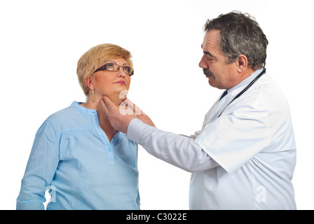 Endocrinologue matures à un goitre contrôle patient d'âge moyen avec des lunettes femme isolé sur fond blanc Banque D'Images