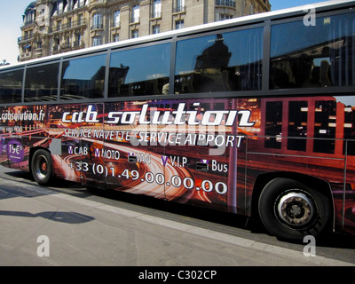 Paris, France, le faible coût du service de l'aéroport, bus en stationnement sur rue, le français de la communication extérieure sur le côté Banque D'Images