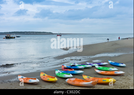 Kayaks sur la plage de Aberdyfi, Aberdovey, Galles Banque D'Images