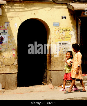 Heureux les jeunes enfants népalais, à la vie dans la rue , Katmandou, Népal Banque D'Images