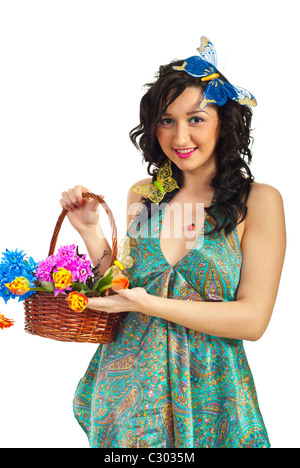 Fille de printemps avec de grands cheveux de butterflys montrant panier avec plus de fleurs isolé sur fond blanc Banque D'Images