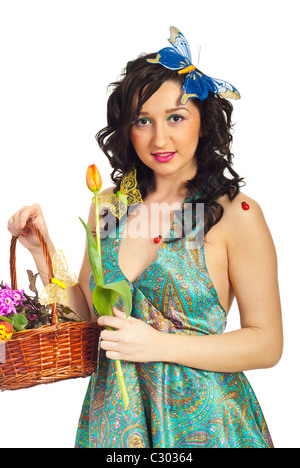 Cute girl printemps avec Fleurs et papillon grand dans ses cheveux isolé sur fond blanc Banque D'Images