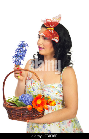 Surpris printemps woman holding basket avec des fleurs et à la surpris d'une jacinthe violette isolé sur fond blanc Banque D'Images