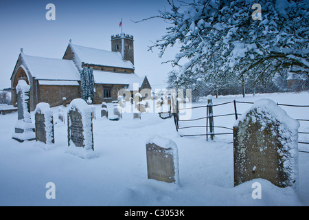 12e siècle, l'église de St Mary dans les Cotswolds, Swinbrook, Oxfordshire, Royaume-Uni Banque D'Images