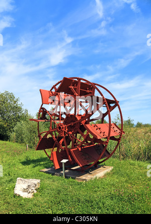 Roue de moulin à eau en métal. La Suisse, l'Europe. Banque D'Images