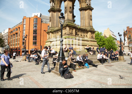 Les employés de bureau en train de dîner, de profiter du soleil à Albert Square Manchester UK Banque D'Images