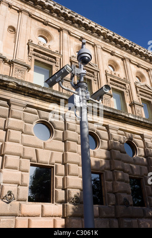 Caméras de sécurité CCTV installées à l'extérieur de l'hôtel Palacio de Carlos V à Alhambra, Grenade, Espagne. Banque D'Images