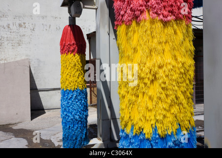 Brosses de lavage de voiture d'affaires en attente sur une autoroute près de Séville avant-cour services, Andalousie, espagne. Banque D'Images