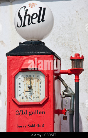 Pompe à essence Shell Vintage ephemera à St Mawes tourist attraction, Cornwall, England, UK Banque D'Images