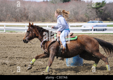 Jeune femme blonde les courses de barils Banque D'Images