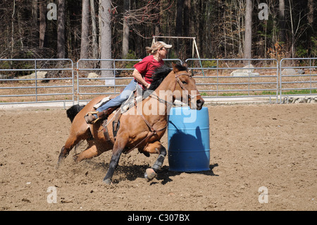 Jeune femme blonde les courses de barils Banque D'Images