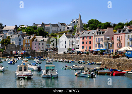 Port de Sauzon et le centre ville sur l'île de Belle-Île, dans le morbihan en Bretagne dans le nord-ouest de la France. Banque D'Images